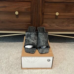 URBAN OUTFITTERS Zoey [Black Mule]